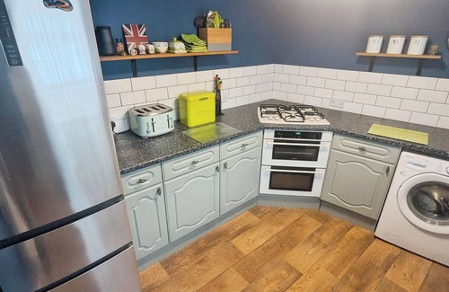Newport Apartment | Charming 2-Bedroom Cottage with Garden, Conservatory & Castle Views – Near Newport