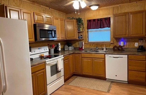 Broken Bow Cabin | Charming 2 bedroom house in Broken Bow, only 200 yards from Mt. Fork River!