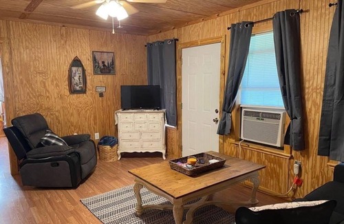 Broken Bow Cabin | Charming 2 bedroom house in Broken Bow, only 200 yards from Mt. Fork River!