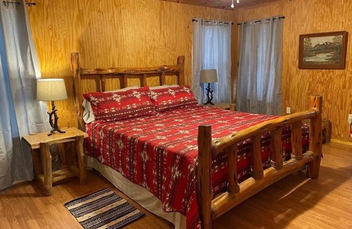 Broken Bow Cabin | Charming 2 bedroom house in Broken Bow, only 200 yards from Mt. Fork River!