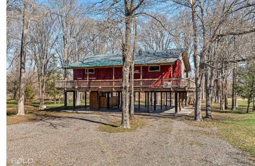 Lake View House | Charming 2-bedroom house with a Caboose Shreveport with AC, WiFi