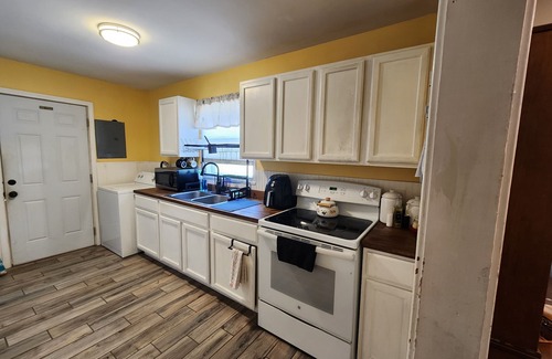 West Point House | Charming 2-bedroom house with WiFi and AC in beautiful West Point
