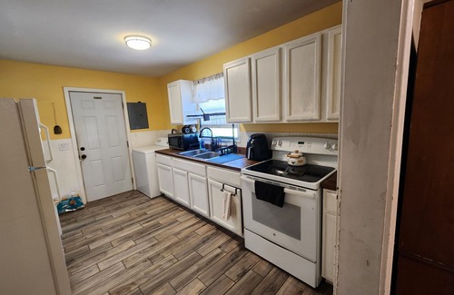 West Point House | Charming 2-bedroom house with WiFi and AC in beautiful West Point
