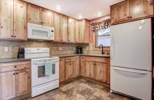 Northwoods Beach Cabin | Charming 2-bedroom Hayward Cabin on Lac Courte Oreilles