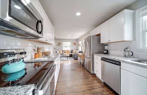 Lincoln Heights House | Charming 2-bedroom house with Gym & Fire Pit mins from Uptown Charlotte