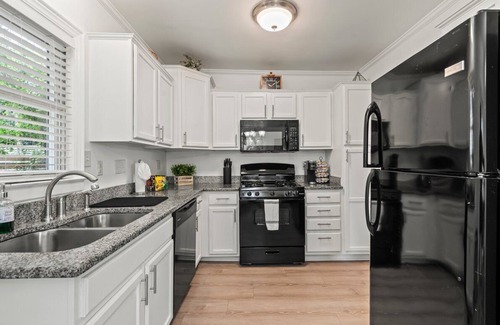 Charlotte House | Charming 2-bedroom home 5 minutes from Uptown, South End, and the CLT Airport!