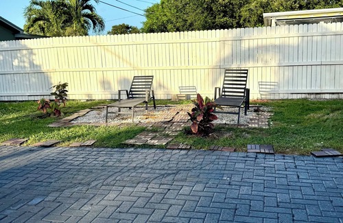 Driftwood House | Charming 2-bedroom house in wonderful Hollywood with AC