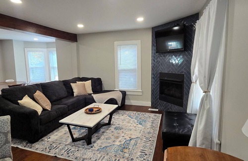 McPherson House | Charming 2-bedroom House near Downtown