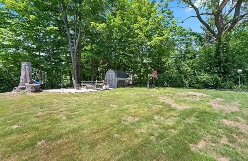 Waterbury House | Charming 2-bedroom house with WiFi, AC in lovely Waterbury/beautiful backyard