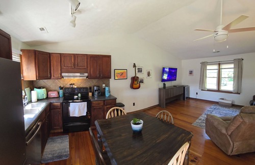 Quinton Cottage | Charming 2-bedroom home, with lake access, in the Richmond metro area.
