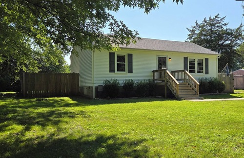 Quinton Cottage | Charming 2-bedroom home, with lake access, in the Richmond metro area.