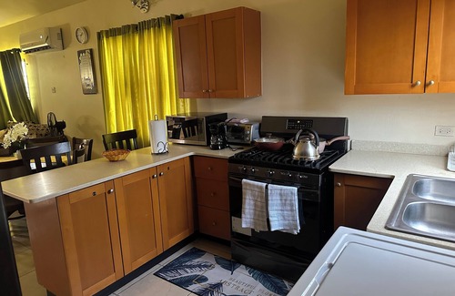 Portmore House | Charming 2-bedroom house with WiFi, AC in Phoenix Park Portmore.
