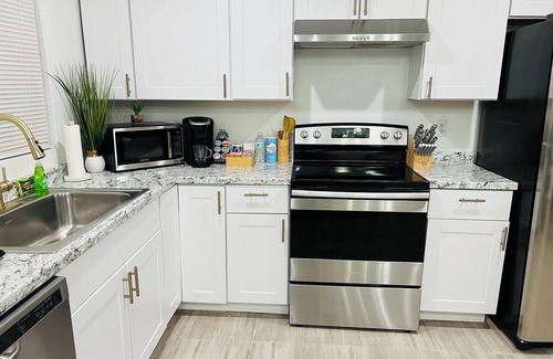 Glendale House | Charming 2-bedroom house with WiFi and AC in delightful Glendale