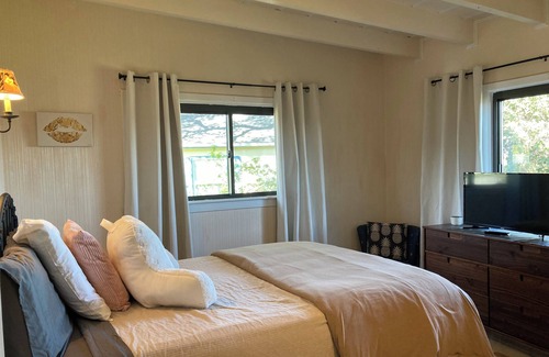North Fremont Street House | Charming 2-bedroom house, Beach Bungalow Style, WiFi, Sleeps 5