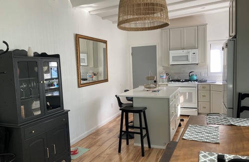 North Fremont Street House | Charming 2-bedroom house, Beach Bungalow Style, WiFi, Sleeps 5