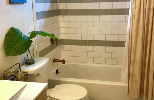North Fremont Street House | Charming 2-bedroom house, Beach Bungalow Style, WiFi, Sleeps 5
