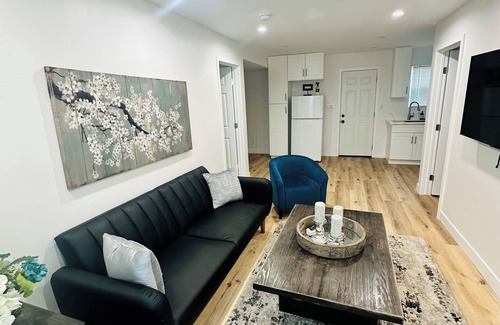 West Carson House | Charming 2-bedroom house in the South Bay with WiFi, AC