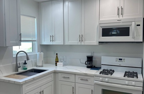 West Carson House | Charming 2-bedroom house in the South Bay with WiFi, AC