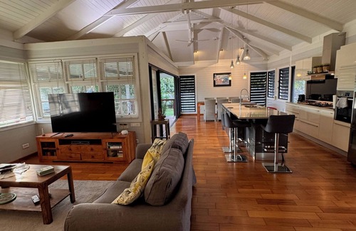 Papeete House | Charming 2-bedroom house in welcoming Papeete with WiFi, AC