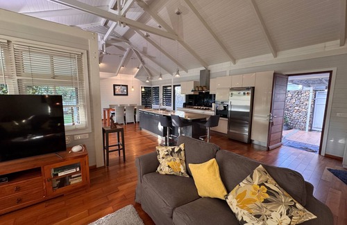 Papeete House | Charming 2-bedroom house in welcoming Papeete with WiFi, AC