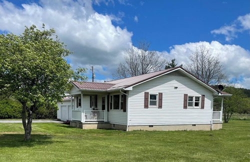 Meadow Bluff House | Charming 2-bedroom house in Crawley with office space —conveniently located