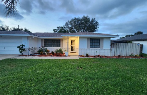 Deltona Lakes House | Charming 2-bedroom house with AC, WiFi in lovely Deltona