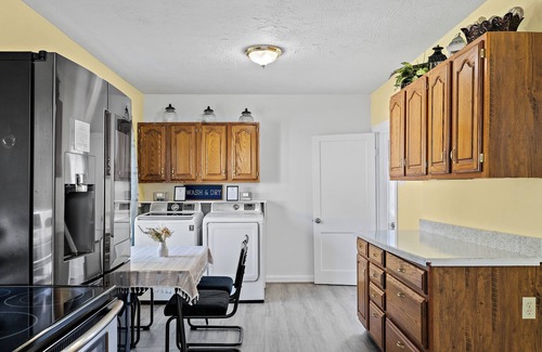 Madison House | Charming 2-bedroom house in downtown Historic Madison with WiFi, AC, laundry
