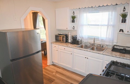 Whitehaven House | Charming 2-bedroom house in delightful Memphis with AC, WiFi