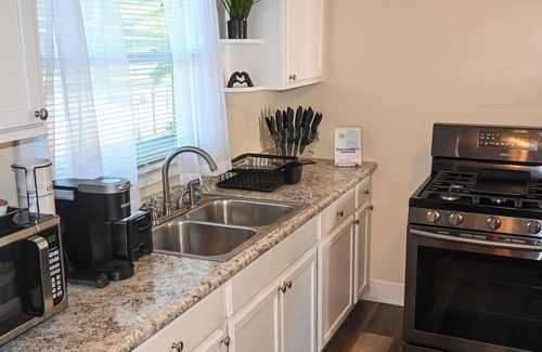 Whitehaven House | Charming 2-bedroom house in delightful Memphis with AC, WiFi