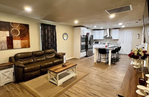 Midland House | Charming 2-bedroom house in wonderful Midland with WiFi, AC