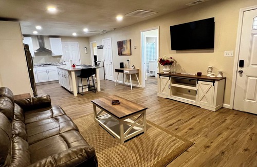 Midland House | Charming 2-bedroom house in wonderful Midland with WiFi, AC