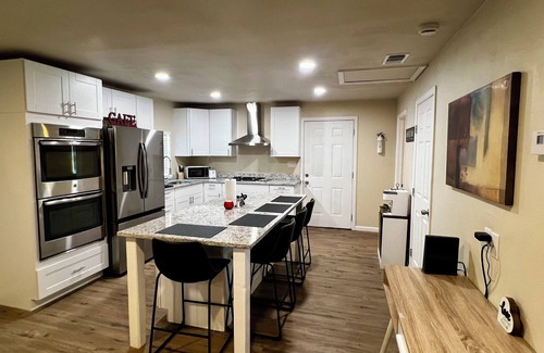 Midland House | Charming 2-bedroom house in wonderful Midland with WiFi, AC