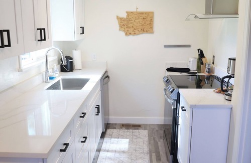 Roxhill House | Charming 2-bedroom house with WiFi, AC in the heart of West Seattle