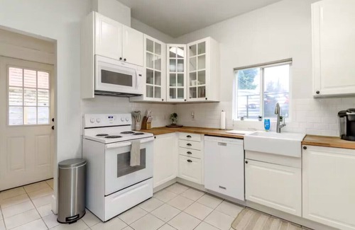 North Beacon Hill House | Charming 2-bedroom house in Seattle with WiFi, AC
