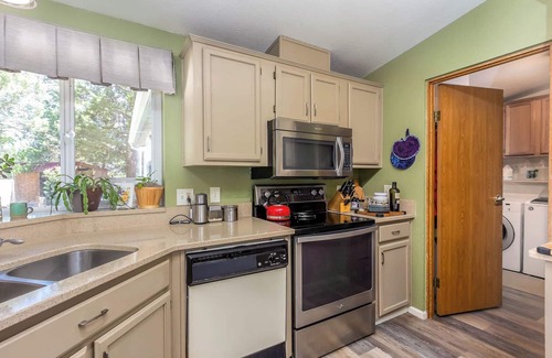 Larkspur House | Charming 2-bedroom house in Bend with office and WiFi
