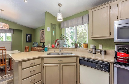 Larkspur House | Charming 2-bedroom house in Bend with office and WiFi