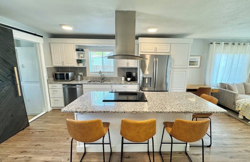 Albany House | Charming 2-bedroom house in Albany with AC, WiFi