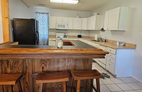 Bostic House | Charming 2-bedroom house 20 minutes to TIEC