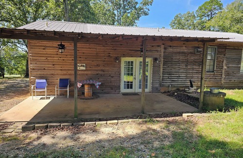 Bostic House | Charming 2-bedroom house 20 minutes to TIEC