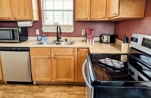 Clovis House | Charming 2-bedroom house in peaceful Clovis with Fiber Internet with WiFi