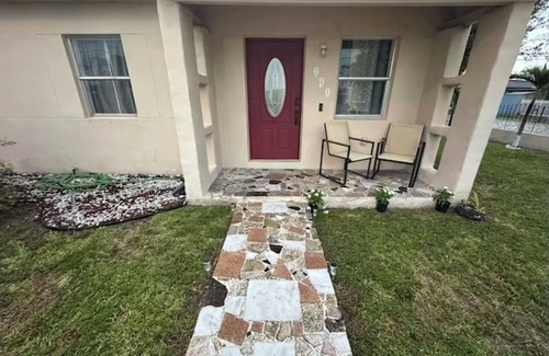 Hialeah House | Charming 2-bedroom house in Hialeah with WiFi and AC