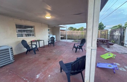Hialeah House | Charming 2-bedroom house in Hialeah with WiFi and AC