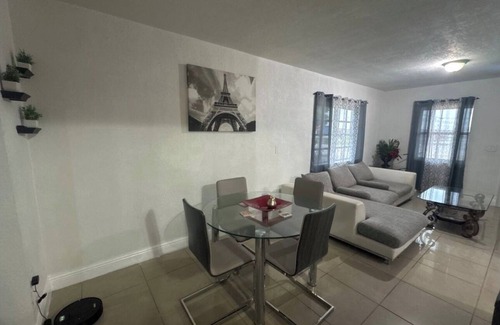 Hialeah House | Charming 2-bedroom house in Hialeah with WiFi and AC