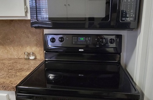 Lawton House | Charming 2-bedroom house in a quiet neighborhood - AC, WiFi in delightful Lawton