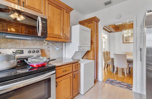 Golden Glades House | Charming 2-bedroom house in wonderful Miami with AC, WiFi