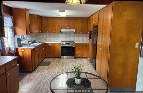 Kapoho House | Charming 2-bedroom house in wonderful Pāhoa with free private covered parking