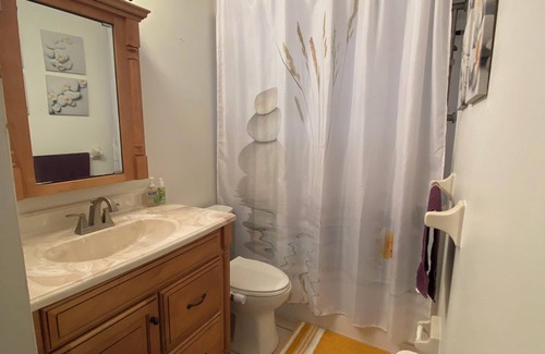 Cocoa House | Charming 2-bedroom in the hidden gem of Cocoa Florida with WiFi, AC, and Pool.