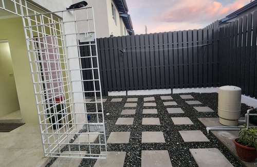 Harbour View House | Charming 2-bedroom Townhome with 24-hr security close to the Airport