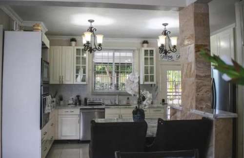 Mona Heights Apartment | Charming 2-Bedroom house with wifi & AC in Kingston 6