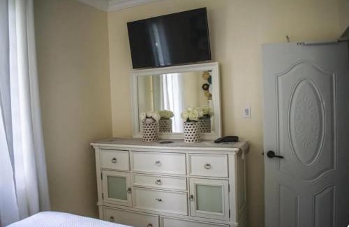 Mona Heights Apartment | Charming 2-Bedroom house with wifi & AC in Kingston 6